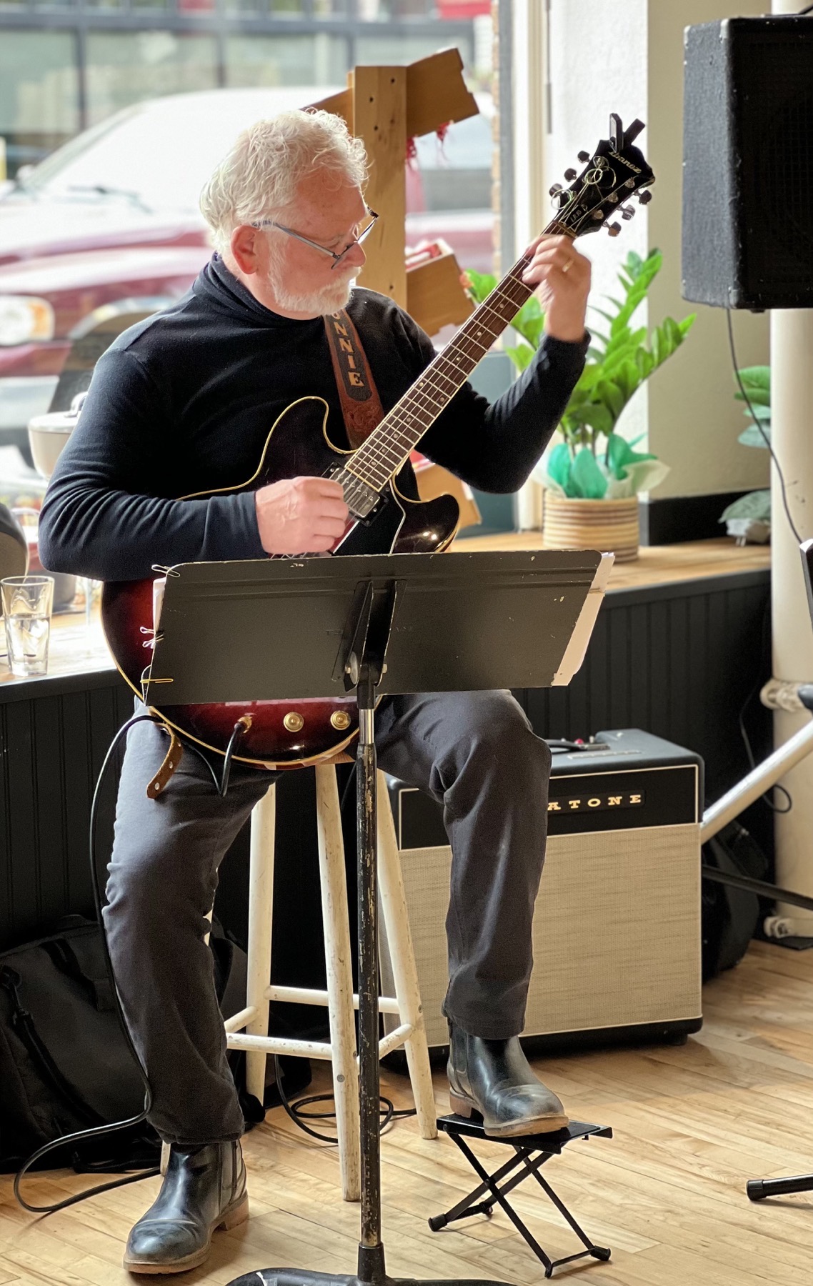 Lonnie on guitar at Arome